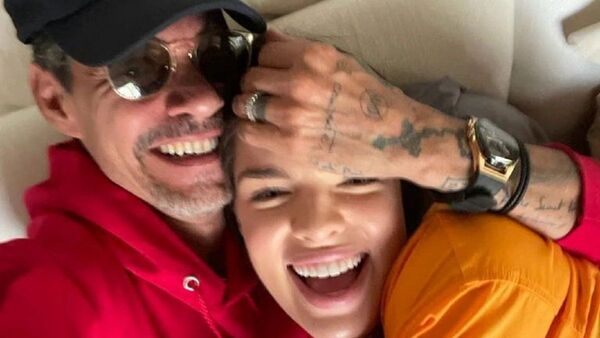 Marc Anthony y Nadia Ferreira se ríen de los rumores sobre su divorcio