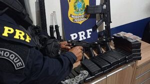 Brasileño cae con armas, cargadores y droga