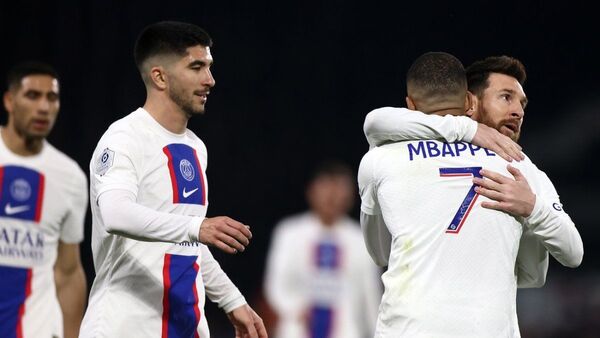 Lionel Messi dirige, Mbappé sentencia en el PSG