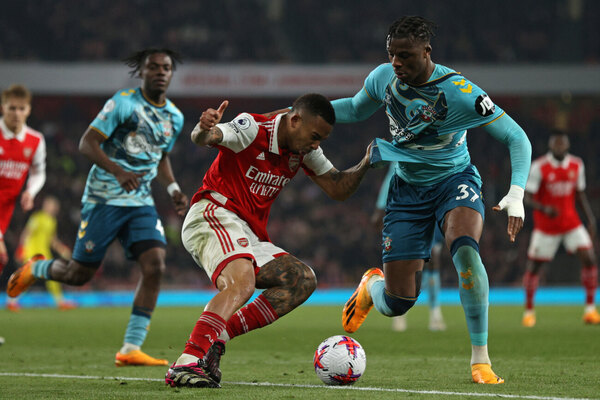 Versus / Arsenal empató frente al colero Southampton y complica sus chances en la Premier League