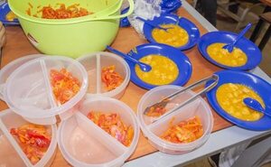 Con retraso se inició distribución del almuerzo escolar en Juan León Mallorquín - ABC en el Este - ABC Color