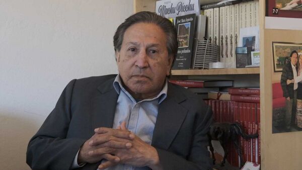 Alejandro Toledo se entrega a la Justicia para ser extraditado