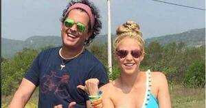 La Nación / “Eres el poeta que hace versos con la tierra mía”: Shakira homenajeó a Carlos Vives