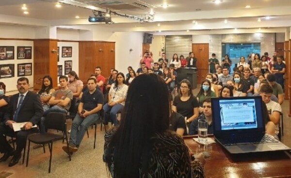 BECAL informó en Hernandarias sobre becas en el exterior
