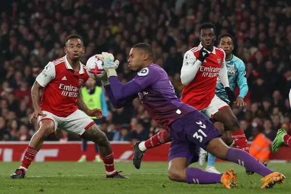 Arsenal logra un punto de milagro y la Premier League se pone al rojo vivo - Fútbol Internacional - ABC Color