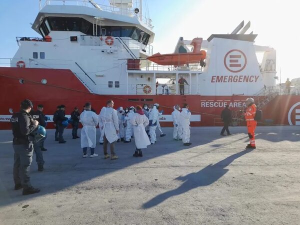 Unos 500 migrantes llegan a las costas italianas en las últimas horas - Mundo - ABC Color