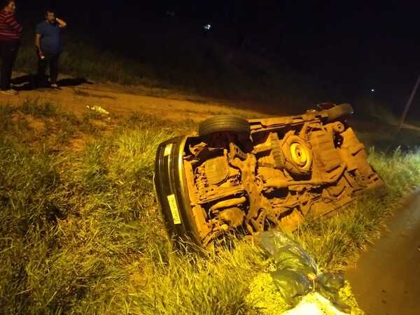 Conductor ebrio sup. provoca choque y vuelco sobre Ruta PYO6 en Trinidad.