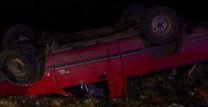Diario HOY | Camioneta derribó una columna y volcó, conductor huyó
