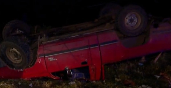 Diario HOY | Camioneta derribó una columna y volcó, conductor huyó
