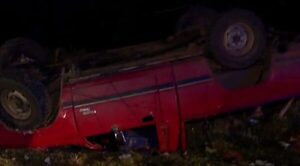 Camioneta derribó una columna y volcó, conductor huyó