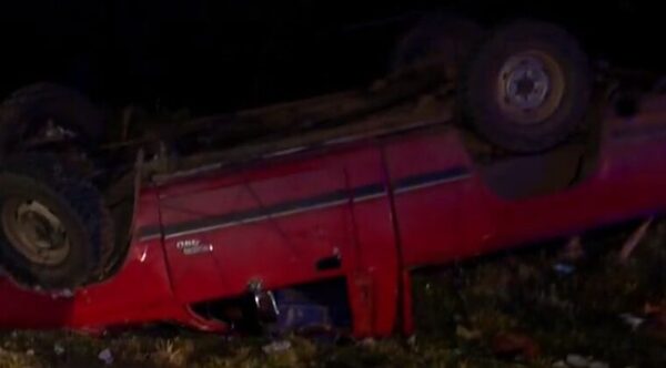Camioneta derribó una columna y volcó, conductor huyó