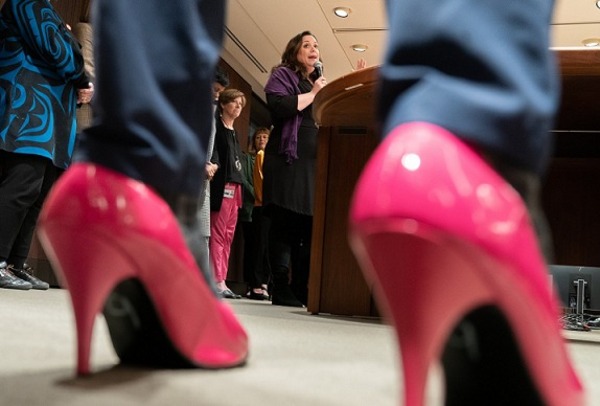 Políticos canadienses desfilan en tacones rosas contra la violencia de género | 1000 Noticias