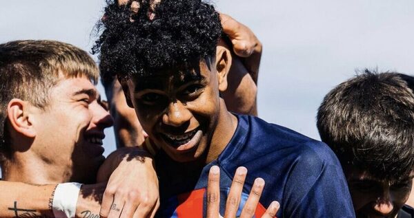 Versus / Xavi convoca a Lamine Yamal, un canterano de apenas 15 años