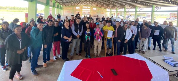 Tekoha entregó 40 nuevos contratos por inmuebles a familias de Coronel Oviedo - .::Agencia IP::.