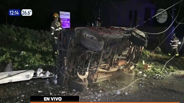 Fernando de la Mora: Camioneta derribó columna y dejó sin luz a todo un barrio - Noticias Paraguay