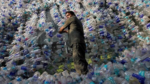 Adictos al plástico: Las amenazas aún desconocidas de su consumo
