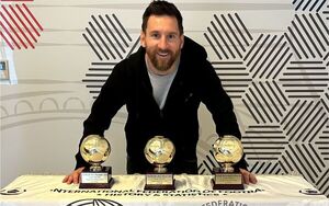 Lionel Messi sumó tres nuevos trofeos individuales a su vitrina - Informatepy.com