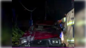 Chocó por una columna, dejó al rollo a oscuras y se mandó mudar