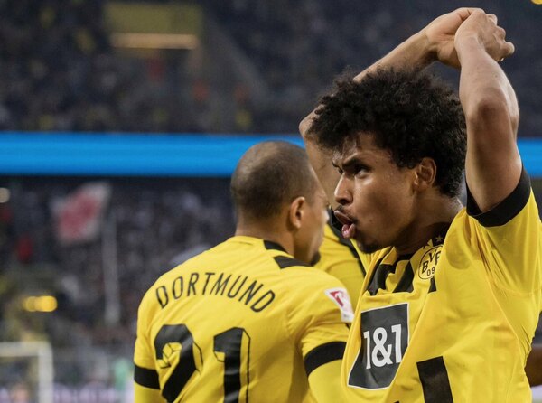 Versus / Dortmund aplasta al Frankfurt y le "roba" el liderato al Bayern