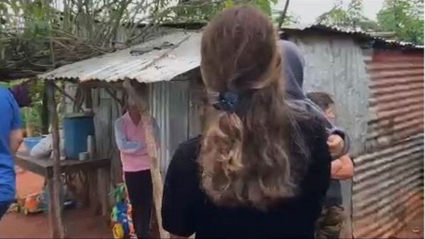 Hacen rifa para construirle una casita a bebé y su mamá