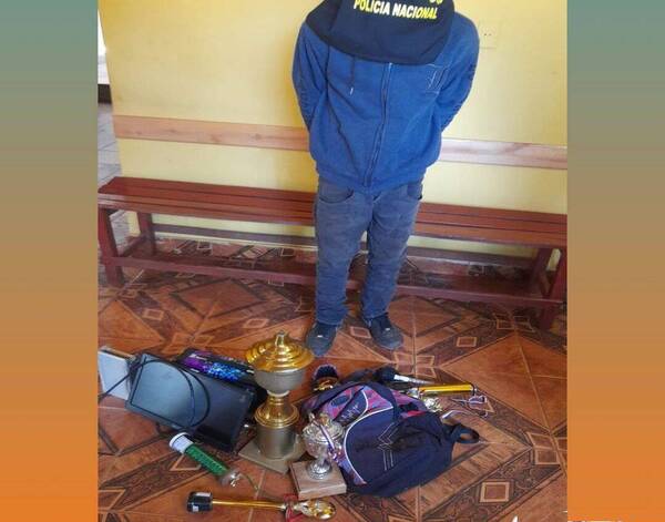 ¡Es un “campeón”!: se robó 13 trofeos deportivos frente a cámaras de seguridad