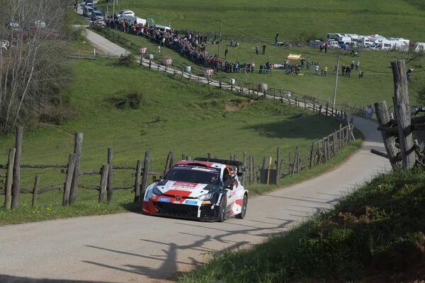 Evans se pone líder aprovechando la retirada de Neuville - Automovilismo - ABC Color