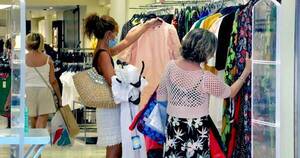 La Nación / Pérdida del poder adquisitivo sigue impactando en ventas de multitiendas, afirman