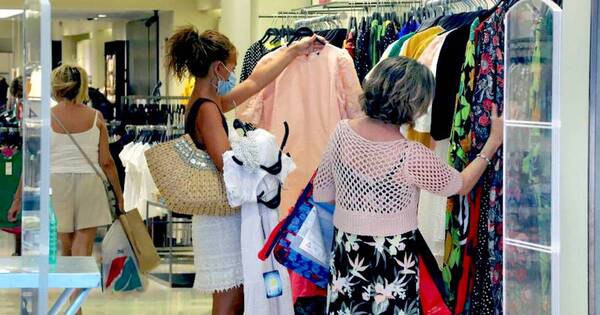 La Nación / Pérdida del poder adquisitivo sigue impactando en ventas de multitiendas, afirman
