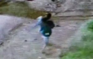 Hombre se llevó a niña hallada sin vida, confirma video