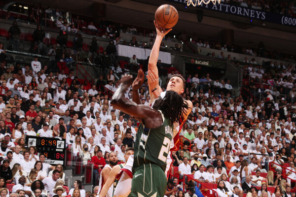 Versus / Miami Heat aprovecha ausencia de Antetokounmpo y doblega a los Bucks en la Conferencia Este