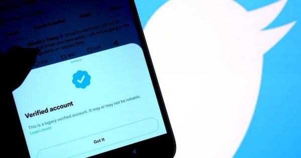 La Nación / Twitter restablece insignia azul para algunos medios y celebridades