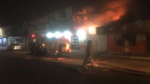 Cortocircuito causa incendio en local de comidas de Hernandarias