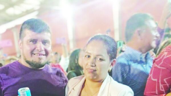 Entre dos se disputaron ramo de ña Rufi en la boda del año