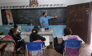 Diario HOY | Docentes “ad honórem” y falta de rubros, la realidad que sigue golpeando a la educación paraguaya