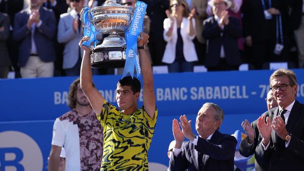 Carlos Alcaraz barre a Tsitsipas y amplía su reinado