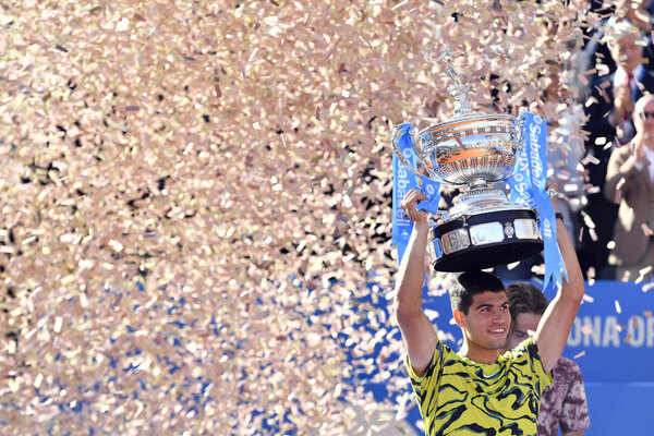 Versus / Alcaraz funde a Tsitsipas y repite título en Barcelona