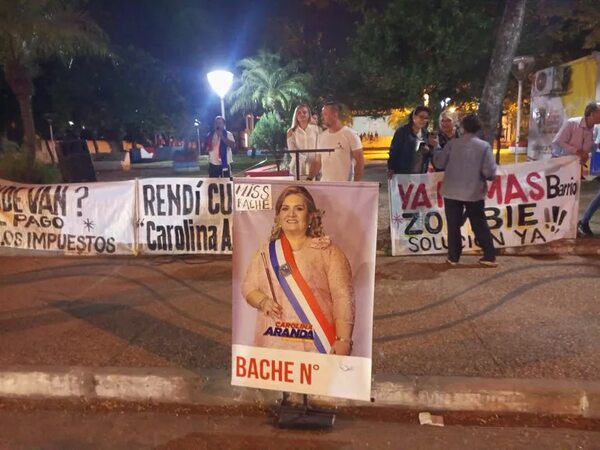 “Queremos vivir en una ciudad linda, no en la cloaca”, protestan en Mariano Roque Alonso contra intendenta y diputado - Política - ABC Color