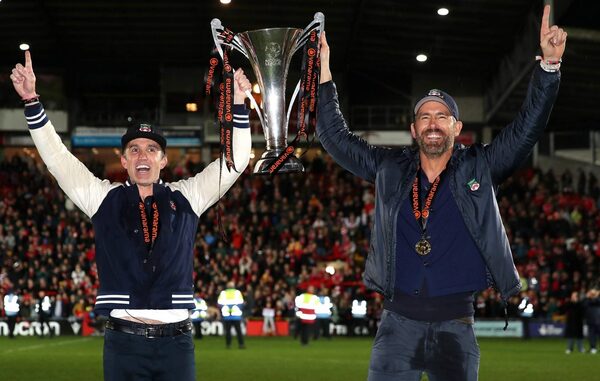 Ryan Reynolds celebra el ascenso del Wrexham AFC a la League Two del fútbol inglés - Megacadena — Últimas Noticias de Paraguay
