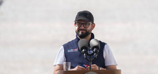 Gabriel Boric llama a un "proceso de diálogo" para definir gobernanza del litio y los salares de Chile - Revista PLUS