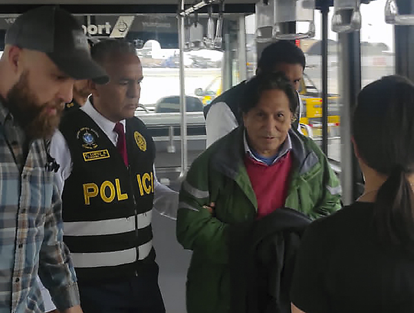 Expresidente Toledo arriba a Perú extraditado de EEUU - La Tribuna