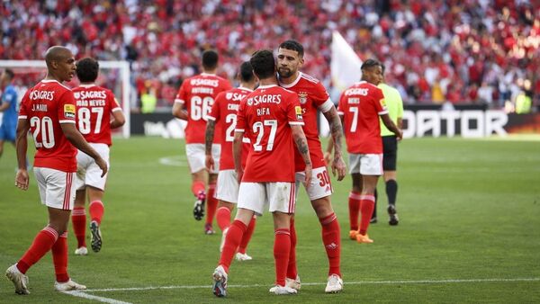 Benfica vuelve a la senda victoriosa ante el Estoril