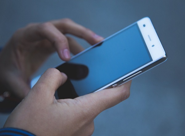 Especialista advierte sobre peligros de comprar teléfonos “reensamblados”