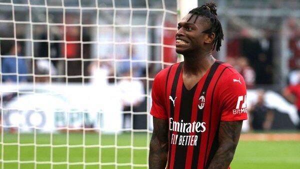 Milan vence y se mantiene cerca de la zona de Champions