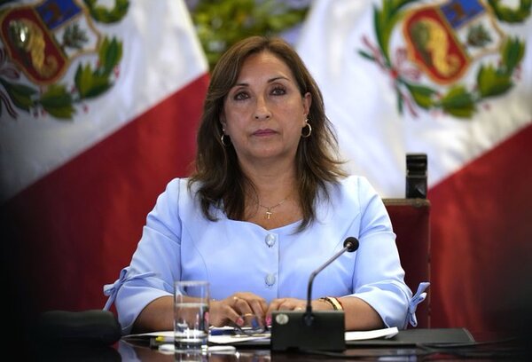 Presidenta de Perú cambia a cuatro ministros de su gabinete