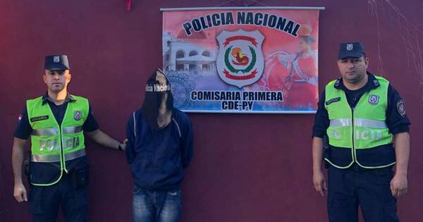 La Nación / Policía paraguaya entrega a otros tres brasileños a sus pares de Brasil, en Foz de Iguazú