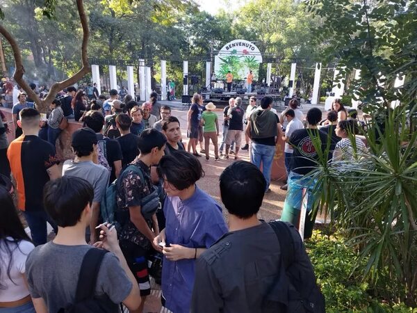 La feria de marihuana logró ayer un rotundo éxito en la Plaza Italia - Nacionales - ABC Color