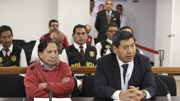 Toledo llega a Perú, escucha acusación formal y queda detenido