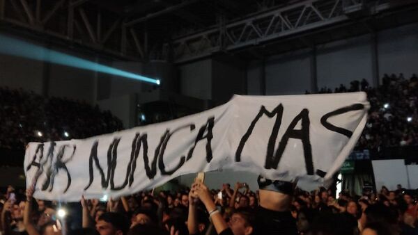 Hicieron flamear pancarta con "ANR Nunca Más" en concierto