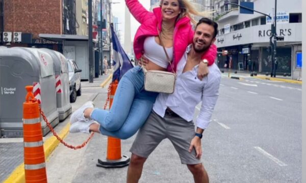 Olvidando bolonki con rival, Egny Eckert disfruta su romance