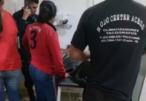 Pleito vecinal termina con mujer baleada